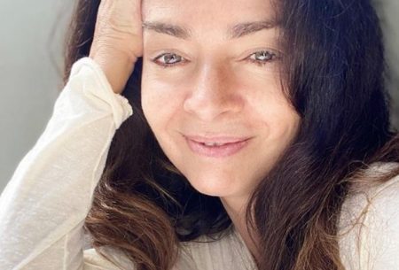 Aos 59 anos, Claudia Ohana mostra corpão e recebe elogios