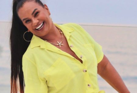 Aos 64 anos, Solange Couto posa de biquíni fio-dental e impressiona a todos