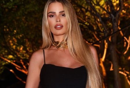 Yasmin Brunet ostenta bumbum na nuca ao fazer pose sensual
