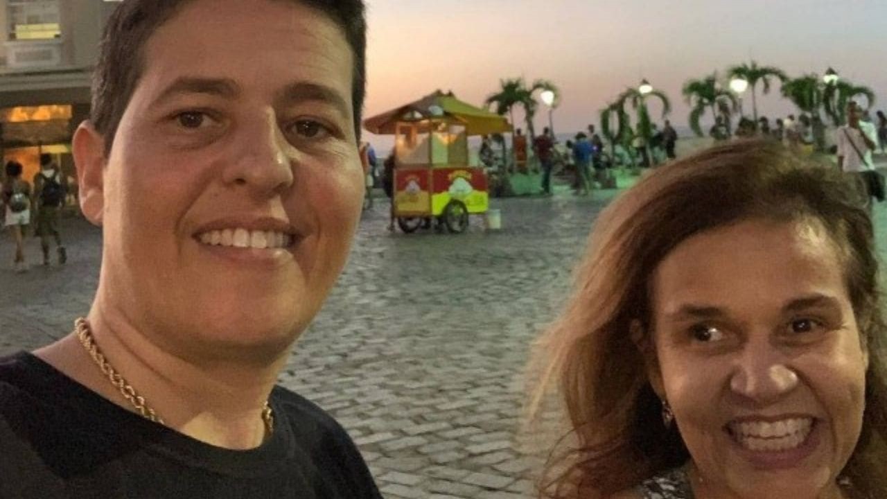 Claudia Rodrigues curte praia em clima de romance com a namorada