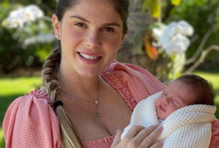 Bárbara Evans surpreende com cintura fininha dois meses após dar à luz