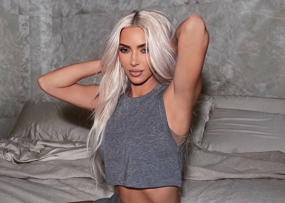 Kim Kardashian aparece de roupa íntima cavada e curvas avantajadas chamam a atenção