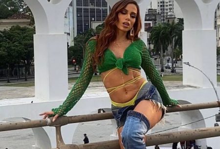 Anitta abusa na sensualidade ao surgir em vídeo em sua festa junina e dispara: “Coisas que não lembro”