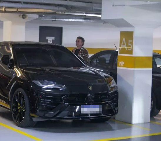 Boninho é flagrado em shopping com Lamborghini de R$ 2,5 milhões