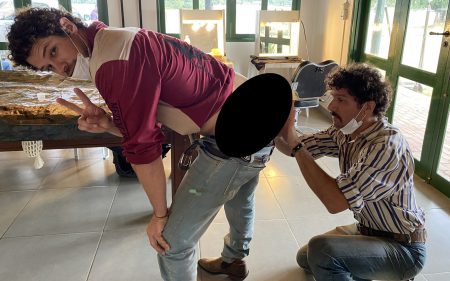 Guito aparece fazendo curativo no traseiro de José Loreto nos bastidores de Pantanal