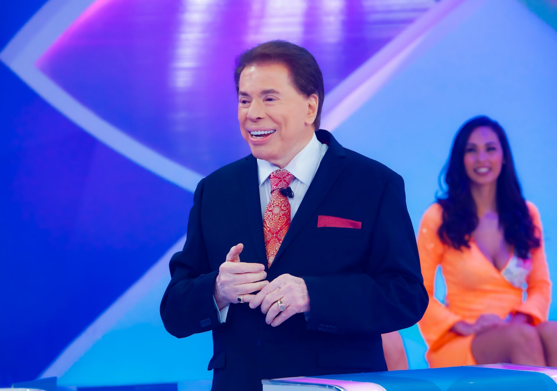 Silvio Santos recebe homenagem no PSS e enfrenta Datena no Jogo das 3 Pistas