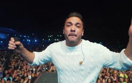 Wesley Safadão é atingido durante show no Carnaval e toma atitude em cima do palco