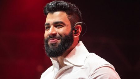 Fã de Gusttavo Lima invade o palco e surpreende o cantor com atitude inusitada