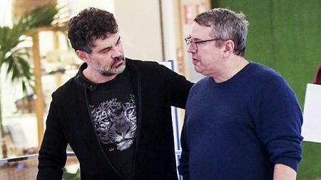 Carmo Dalla Vecchia é fotografado em clima de intimidade com João Emanuel Carneiro