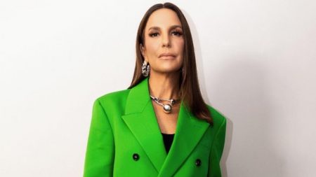 Ivete Sangalo aparece agachada com look ousado e deixa corpaço marcado