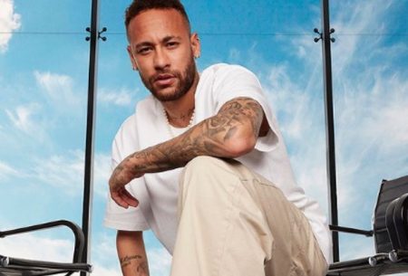 Neymar exibe barriga trincada ao curtir dia em praia de Miami