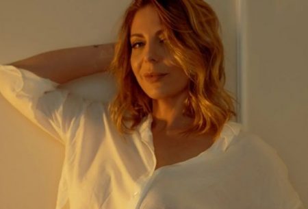 Sucesso dos anos 90, Sheila Mello surpreende e surge ao lado de Rosiane Pinheiro