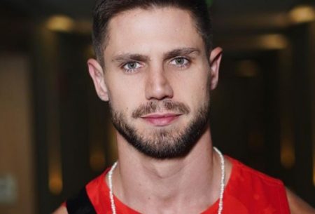 Ex-BBB Jonas Sulzbach deixa seguidores babando ao exibir corpo sarado durante banho de piscina