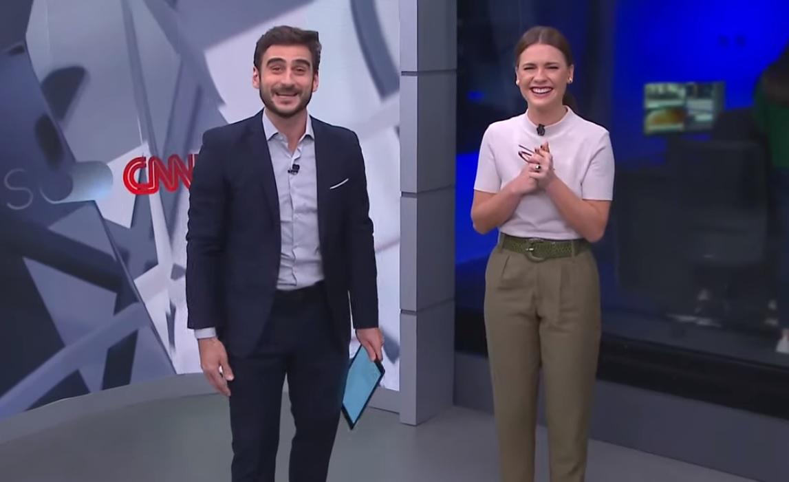 Elisa Veeck cai no riso em matéria sobre pele na CNN Brasil: “Enruga e estica”