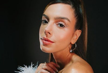 Giovanna Lancellotti exibe corpão de biquíni em viagem romântica com namorado; veja cliques