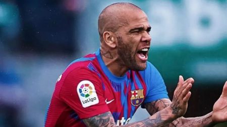 Daniel Alves anuncia saída do Barcelona e solta indireta para o meio futebolístico