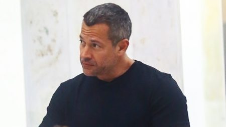Malvino Salvador é flagrado com as filhas em aeroporto e reage ao notar fotógrafo