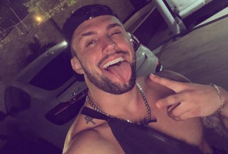 Ex-BBB Arthur Picoli dá susto em seguidores ao postar link para site adulto