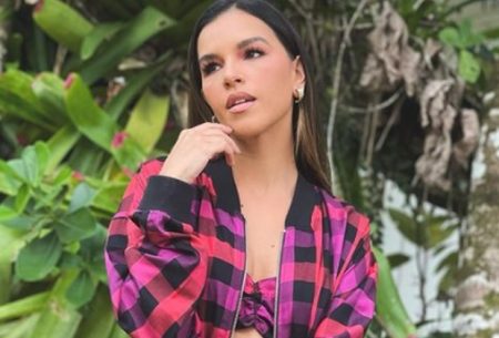 Mariana Rios arranca suspiros com biquíni diferente e faz proposta