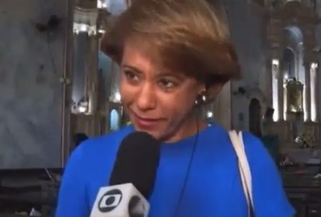 Repórter da Globo reage de forma inusitada a pedido de mulher a Santo Antônio ao vivo