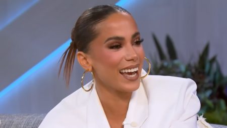 Anitta confessa que já urinou em estranho e explica situação bizarra aos risos