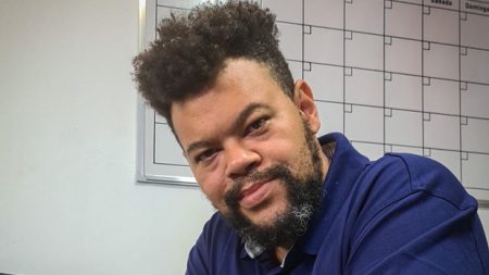 Babu Santana reflete sobre personagens estereotipados e discursa sobre representatividade racial