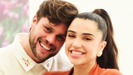 Breno Simões e Paula Amorim deixam maternidade com filho recém-nascido nos braços