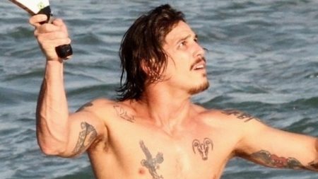 Romulo Arantes Neto exibe o corpo sarado e aparece aos beijos com a namorada