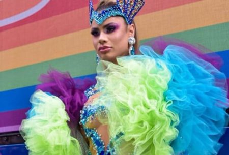 Lexa não segura a emoção ao conhecer fã-mirim durante Parada em São Paulo