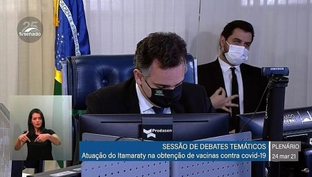 Assessor de Bolsonaro chamado de “neonazista” perde processo para ex-contratado da Band