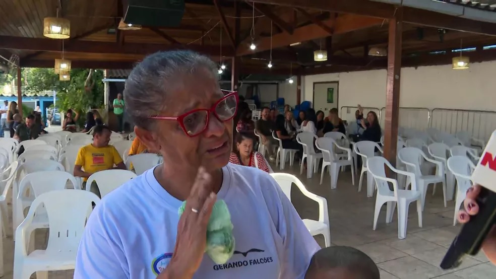 Repórter da Globo reage ao vivo após entrevistada dizer que não tem o que comer