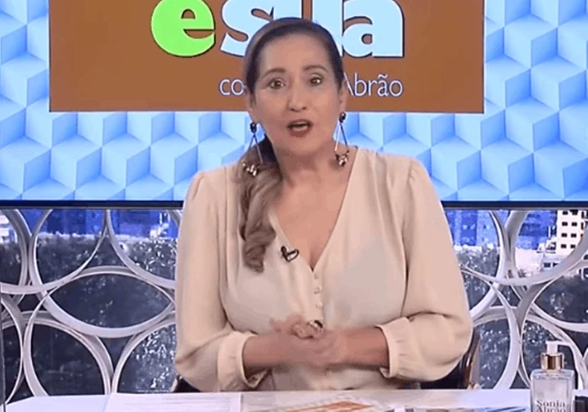 Celular de Sonia Abrão toca ao vivo durante o A Tarde É Sua e apresentadora toma atitude