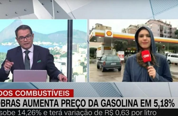 Repórter da CNN Brasil passa por apuros ao vivo por causa de ventania no sul do país