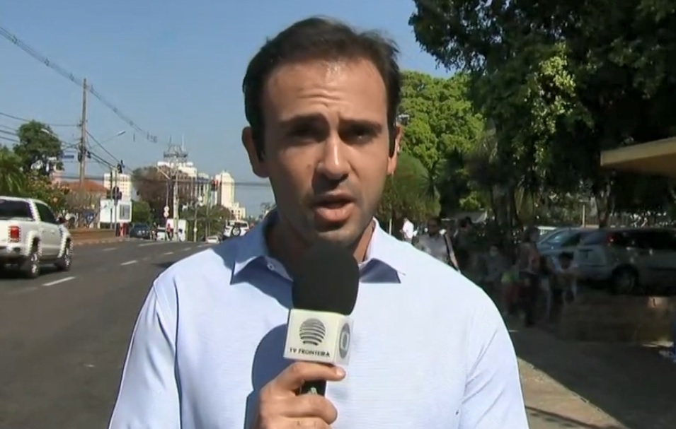 Repórter da Globo se atrapalha e solta palavrão ao falar de ônibus lotado