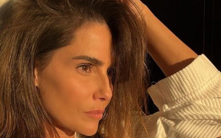 De biquíni, Deborah Secco esbanja corpaço esbelto e deixa a web agitada