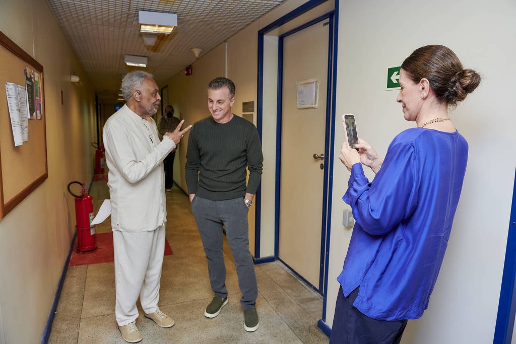 Luciano Huck promove Visitando o Passado no aniversário de 80 anos de Gilberto Gil
