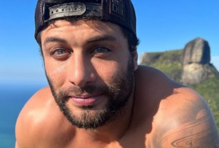 Jesus Luz eleva temperatura ao posar sem camisa e ganha mensagem de Aline Campos