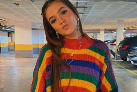 Mel Maia ousa com decotão e provoca com empinadinha sensual