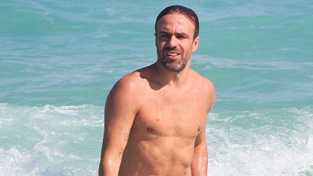 Roger Flores curte praia com a família e exibe o corpo sarado em sunga justíssima