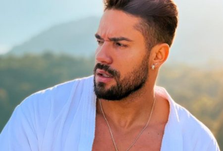 Ex-BBB Bil Araújo ostenta corpo trincado e web não aguenta: “Eita homem gostoso”