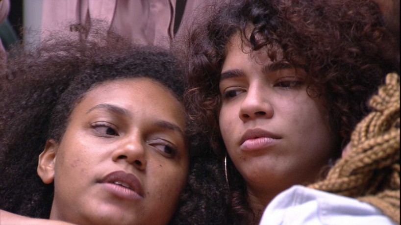 Ex-BBBs Maria e Jessilane Alves trocam selinho: “Eu amo”