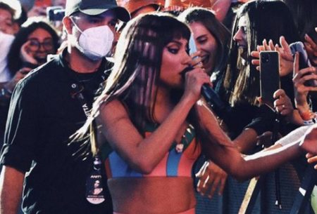 Fã vende porta de casa para assistir show de Anitta em Lisboa