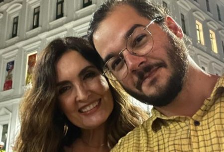 Namorado de Fátima Bernardes debocha de “perrengues” de Eduardo Bolsonaro e esposa