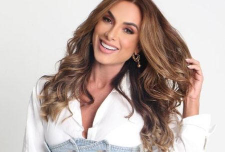 Nicole Bahls diverte web ao presentear crianças ribeirinhas com energético