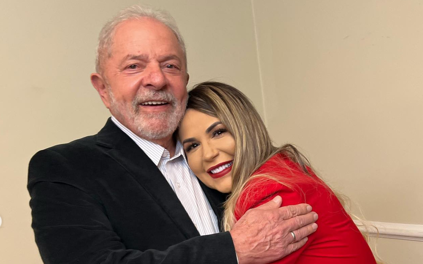 Deolane Bezerra fica impressionada ao ver público aclamando Lula em show