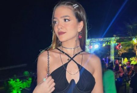 Mel Maia exibe barriga sequinha em clique nas redes sociais