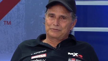 Nelson Piquet faz gesto obsceno após atitude de Neguinho da Beija-Flor sobre fala racista