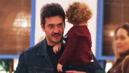 Marcos Veras é flagrado em momento fofo com o filho em passeio de shopping
