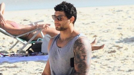 Jesus Luz mostra lado “pai coruja” com a filha na praia e exibe boa forma