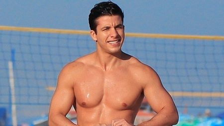 Ricky Tavares deixa corpo musculoso em destaque ao usar short curtinho na praia